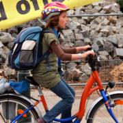 Mit dem Rad zur Schule: Ranzen in den Fahrradkorb (Foto)