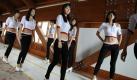 Die Grid Girls bei einer Modenschau in einer überdachten Brücke über dem neuen Formel-1-Kurs in Südkorea.  Foto: dpa/Diego Azubel