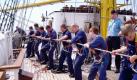 Die Ausbildungsreise auf der Gorch Fock ist kein Urlaub. Wer auf dem Dreimaster fährt, muss mit anpacken. An den Brassen wird jede Hand gebraucht, um in den Segeln optimal den Wind zu nutzen, damit das Schiff Fahrt aufnimmt. Foto: Gorch Fock
