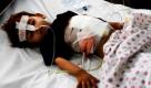 Ein afghanischer Junge liegt schwer verletzt in einem Krankenhaus in Jalalabad auf einem Bett. Bei einem Raketenangriff in der afghanischen Stadt wurden neun Menschen verwundet, vier davon sind Kinder. Die Rakete, abgefeuert von militanten Islamisten, sollte ein Versorgungslager der afghanischen Armee treffen, verfehlte ihr Ziel jedoch und schlug in das von den Opfern bewohnte Mehrfamilienhaus ein. Foto: ap