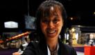 Astronauten müssen eben hart im Nehmen sein: Die Professorin der Nagoya Women University in Japan, Naomi Katayama, führt auf dem Raumfahrtkongress Cospar 2010 in Bremen Astronautennahrung aus Insekten vor. Die gewöhnungsbedürftige Kost setzt sich zusammen aus  Seidenraupen und ihren Kokons (links), die wichtige Proteine liefern sowie aus Esspapierblättern, die aus einem Gemisch von Kokons und pulverisiertem Reis oder Gemüse bestehen. Diese Blätter können auf langen Expeditionen, z.B. zum Mars, mitgeführt werden und als Notversorgung dienen. Foto: dpa