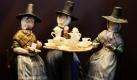 Figuren einer Kaffeerunde, die im 19. Jahrhundert in Thüringen hergestellt wurden stehen in der Ausstellung Manufaktur der Träume im gleichnamigen Museum in Annaberg-Buchholz. Das neue Museum, das aktuell 1.000 Exemplare enthält, wird heute eröffnet. Die Stücke sind eine Dauerleihgabe der schweizer Kunstsammlerin Erika-Pohl-Ströher.  Foto: dapd