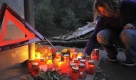Eine Passantin zuendet am Freitag (25.09.09) in Radevormwald, an der Unfallstelle an der ein Linienbus am Dienstag (22.09.09) verunglueckt ist, eine Kerze an. Die Ursache fuer den folgenschweren Busunfall in Radevormwald (Oberbergischer Kreis) ist weiter noch ungeklaert. Die Ermittlungen werden nach Angaben der zustaendigen Koelner Staatsanwaltschaft voraussichtlich noch einige Tage andauern. Drei Tage nach dem Busunfall fand eine oekumenische Trauerfeier statt. (zu ddp-Text) Foto: Lennart Preiss/ ddp Foto: ddp