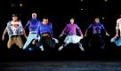 Die Breakdance-Gruppe Flying Steps tanzt während der Generalprobe zur Show Flying Bach  in der Neuen Nationalgalerie in Berlin. Die Tänzer setzen während der etwa einstündigen Veranstaltung nach einer Inszenierung von Christoph Hagel die Musik des Wohltemperierten Klaviers von Johann Sebastian Bach in Bewegung um. Premiere ist heute Abend.  Foto: dpa