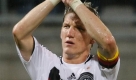 Bastian Schweinsteiger ist gemessen an seinen Lnderspieleinstzen ein alter Hase und dabei erst 24 Jahre alt. Bei der EM war er der Mann fr wichtige Tore. Er ist stark am Ball und hat dabei ein gutes Auge fr seine Mitspieler. Bundestrainer Joachim Lw traut ihm zu Recht die Rolle des Kapitns zu.  Foto: ap