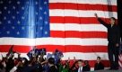 ** CORRECTS ABBREVIATION OF VIRGINIA to VA **Democratic presidential candidate Sen. Barack Obama, D-Ill., waves as he enters a rally at the Prince William County Fairgrounds in Manassas, Va. Monday, Nov. 3, 2008.(AP Photo/Alex Brandon) Foto: ap