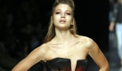Ein Modell präsentiert in der Richmond Fashon Show die neuesten Trends für die Frühlings- und Sommermode 2010 auf der Milano Moda Donna in Mailand. Foto: dpa