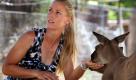 Russia's Elena Dementieva poses for a photo with a couple of kangaroos during a visit to Melbourne zoo as she takes a break from playing at the Australian Open Tennis Championship in Melbourne, Australia, Tuesday, Jan. 27, 2009. (AP Photo/Fiona Hamilton, POOL) ** AUSTRALIA OUT ** Foto: ap
