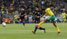 In der 55. Minute schoss Siphiwe Tshabalala das 1:0 für Südafrika und damit auch das erste Tor der WM. Foto: ap