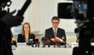 Meike Schlecker und Insolvenzverwalter Arndt Geiwitz informieren während einer Pressekonferenz über die Zukunft der Drogeriekette Schlecker. Foto: Stefan Puchner Foto: dpa