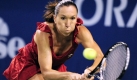 Tennis:Jelena Jankovic aus Serbien spielt den Ball mit der Rückhand zurück auf Li Na aus China während des Halbfinales im Pan Pacific Open Tennis-Turnier in Tokio. Foto: ap
