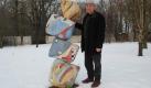 Was hat diese Skulptur mit Gerhard Schröder zu tun? In Armenien steht ein Kissen als Symbol für eine Frau. Und da der ehemalige Bundeskanzler gleich vier Frauen hatte, modellierte Ararat Haydeyan auch vier Kissen für sein Werk Kanzlerkissen. Foto: news.de