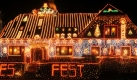 In üppiger Weihnachtsbeleuchtung erstrahlt am Mittwoch (0.12.2008) ein Wohnhaus in Calle bei Bücken (Kreis Nienburg). Seit dem 20. August 2008 war Rolf Vogt mit der Vorbereitung und dem Aufbau des Weihnachtsschmucks beschäfigt. Nun erhellen rund 300 000 Glühbirnen in den verschiedensten Farben Haus und Grundstück an der Landstraße zwischen Hoya und Asendorf. Die Ursprungsidee und der größte Teil der Figuren und Leuchtkörper stammen aus den USA. Die Stromkosten belaufen sich dabei im Dezember auf etwa 3000 Euro. Foto: Ingo Wagner dpa/lni +++(c) dpa - Bildfunk+++  Foto: dpa