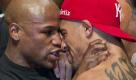 Die Boxer Floyd Mayweather (links) und Victor Ortiz zeigten sich nach dem gestrigen Wiegen schon mal, wo es langgeht. Heute stehen sich die beiden Hünen in Las Vegas gegenüber und kämpfen um den WBC-Titel.  Foto: dapd
