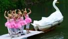 Als Balletttänzer verkleidet nehmen diese Studenten auf dem Neckar in Tübingen am traditionellen Stocherkahn-Rennen teil. Die mit acht Personen besetzten Boote müssen eine Strecke von rund zwei Kilometern zurücklegen, und umrunden dabei die Neckarinsel und eine Neckarbrücke. Die Sieger dürfen sich über ein Fass Bier freuen, auf die Verlierer wartet als Bestrafung ein Krug mit Lebertran. Foto: dpa