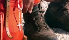Sandalen, Turnschuhe aus Stoff und Pumps sind für Wanderungen über Stock und Stein ungeeignet, denn wer will schon jedes Steinchen durch die Sohlen spüren? Viel bequemer sind Wanderschuhe. Sie sollten ein griffiges, rutschfestes Profil haben und, für einen optimalen Halt, die Knöchel umschließen. Foto: dpa