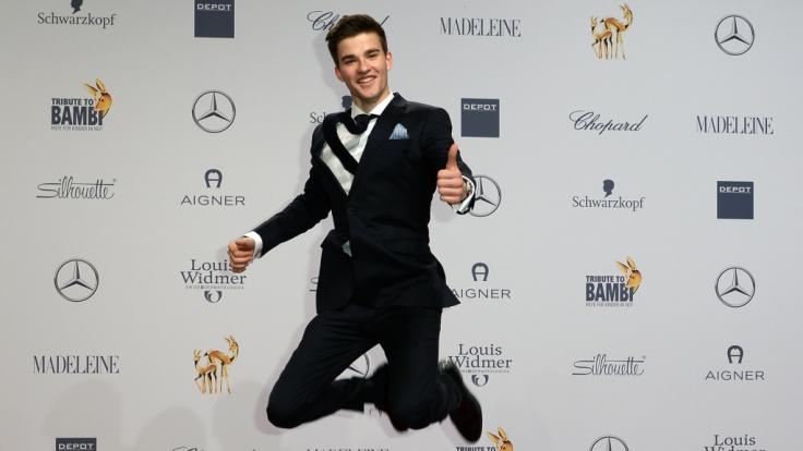 Schauspieler Patrick Mölleken hat allen Grund, vor Freude in die Luft zu springen: Er spielt in der beliebten Serie
