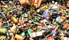 ... die Batterien aus den Geräten entfernt. Diese gehören in die Schadstoffsammlung, Gerätekabel in den Restmüll. Foto: ddp