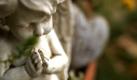 Auf einem Friedhof in Dresden steht eine kleine Engelsfigur mit gefalteten Händen an einem Grab. Heute ist Totensonntag oder auch Ewigkeitssonntag. Er ist der letzte Sonntag vor dem ersten Adventssonntag und damit der letzte Sonntag des Kirchenjahres. Zu den verbreiteten Bräuchen gehört es, die Gräber mit Gestecken oder Blumen zu schmücken. Foto: dpa