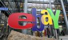 Passanten unterhalten sich am 25.02.2009 vor dem Eingang der Ebay-Zentrale in Dreilinden, einem Ortsteil von Kleinmachnow bei Berlin. Das Internet-Auktionshaus Ebay streicht an seinem einzigen deutschen Standort in Dreilinden bei Berlin 400 der 1000 Arbeitsplätze.
 Foto: dpa