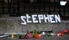 Blumen vor der St. Laurence O' Toole Church in Dublin, in der Stephen Gately vor seiner Beerdigung aufgebahrt wurde. Foto: dpa