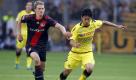 Denn die war genauso wie die von Gegner Borussia Dortmund hervorragend. Hier duellieren sich Leverkusens Lars Bender (links) und Dortmunds Shinji Kagawa. Die Leistung des Schiedsrichters ...  Foto: dapd