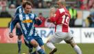 Der Bochumer Paul Freier spielt den Ball am Mainzer Elkin Soto (r.) vorbei. Foto: dpa