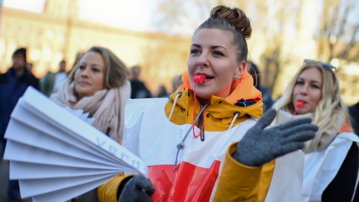 Die Gewerkschaft Verdi hat Warnstreiks auf den Flughäfen in Köln, München, Bremen und Frankfurt angekündigt.