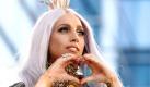 Lady Gaga mit acht «MTV Video Music Awards» gekrönt
Vorspann: 	
Text: 	

Los Angeles (dpa) - Mit acht Trophäen ist Lady Gaga die Queen der «MTV Video Music Awards»: In der Nacht zum Montag nahm die 24 Jahre alte Sängerin in Los Angeles für «Bad Romance» den Top-Preis für Video des Jahres entgegen.

Sie gewann unter anderem in den Kategorien bestes Video einer Künstlerin, Pop Video, Dance Music Video und Videoregie. Auf extrem hohen Absätzen, in einem wogenden Outfit mit einem goldglänzenden, meterhohem Kopfschmuck war der Weg auf die Bühne beim ersten Mal allerdings beschwerlich. Während der Show wechselte sie immer wieder die Garderobe. Lady Gaga war für insgesamt 13 Preise nominiert, ein Rekord in der Geschichte der Musikpreise des US- Senders MTV.

Rapper Eminem, der mit acht Nominierungen an den Start gegangen war, gewann mit «Not Afraid» die Trophäen für bestes Video eines Künstlers und Hip-Hop-Video. Gemeinsam mit Sängerin Rihanna - mit feuerroter Frisur - eröffnete der 37-jährige Rapper die Show im Nokia Theatre. Bei dem mehrstündigen Spektakel standen auch Taylor Swift, Kanye West und Justin Bieber auf der Bühne.

In der Rubrik Bester Nachwuchs setzte sich Bieber gegen Ke$ha, Jason Derulo, Nicki Minaj und die Gruppe Broken Bells durch. Der 16 Jahre alte Teenie-Star brachte zuvor mit einem Auftritt am Roten Teppich vor dem Nokia-Theatre die Schaulustigen zum Kreischen.

Doch der Abend gehörte Lady Gaga. Sie machte die Musikpreisverleihung zur einer spektakulären Modenschau. In einem fleischfarbenen Outfit nahm sie von Pop-Diva Cher zu Tränen gerührt den Hauptpreis für das Video des Jahres entgegen.

Die Trophäen wurden zum 27. Mal vergeben, diesmal moderierte die US-Komikerin Chelsea Handler die Show. Musikfans konnten für ihre Favoriten stimmen. Für die Bühnenausstattung wurde der Münchner Designer Florian Wieder engagiert.

Im vergangenen Jahr ehrte Janet Jackson zum Auftakt der Veranstaltung ihren verstorbenen Bruder Michael. Damals holte die amerikanische R&B-Diva Beyoncé mit ihrem Song «Single Ladies» den Preis für das Video des Jahres.
Ressort: 	Vermischtes
Schlagworte: 	Musik/Leute/USA/
Bilder: 	

 Foto: ap
