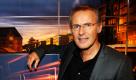 Der Moderator Reinhold Beckmann steht in seinem Studio in Hamburg neben dem Logo seiner Talkshow (Archivfoto vom 31.08.2007). Seit zehn Jahren lädt Reinhold Beckmann in der ARD zum Talk ein - die Jubiläumsausgabe wird am Montag (26.01.2009) ausgestrahlt
 Foto: dpa
