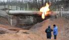Angstellte des Ministeriums für Notfallsituationen warten darauf, dass das Gas einer Pipeline in der südlichen Kaukasusregion Dagestan aufhört zu brennen. Eine Explosion beschädigte die Pipeline, was dazu führte, dass 200.000 Menschen ohne Gasversorgung waren.
 Foto: ap