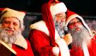Weihnachtsmänner singen im Technikmuseum in Berlin während einer Pressekonferenz Weihnachtslieder. Das Berlin-Brandenburger Netzwerk der Weihnachtsmänner hielt eine Pressekonferenz zu Preisen und Konditionen der diesjährigen Weihnachtssaison ab.  Foto: dpa