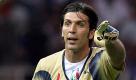 Keine Frage, die Nummer eins im Tor der Italiener ist auch meine Nummer eins:Gianluigi Buffon, 32 Jahre alt, 1,91 Meter groß, dunkle Haare, blaue Augen. Für mich ist er schon jetzt der beste Torhüter der WM - und der schönste Spieler. Er ist einfach ein Typ, der gut ankommt. Seine Interviews sind nicht von 08/15-Phrasen geprägt, sondern kommen auf den Punkt. Zudem besitzt er eine große Portion Humor und Feinfühligkeit. Dass er offen zugab, unter Depressionen gelitten zu haben, macht ihn noch sympathischer. (Claudia Arthen, Ressortleiterin Medien) Foto: dpa