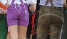 Nicht nur beim Dirndl wechselt der Trend, auch die Lederhose ist modisch, in diesem Fall sogar lila. Foto: dpa