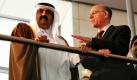 Bundestagspräsident Norbert Lammert (CDU, rechts) zeigt dem Emir des Wüstenstaats Katar, Hamad bin Khalifa Al Thani, den Bundestag in Berlin. Der Herrscher, deren Familie ein Teil des Autokonzerns Porsche gehört, befindet sich auf Deutschlandreise.  Foto: dpa