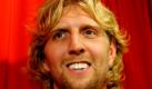 Bamberg, Bayern, Berlin - alle wollen sie ihn plötzlich haben. Je näher der Lockout in der NBA rückt, desto hektischer werden die Gerüchte über einen möglichen Wechsel von Dirk Nowitzki zu einem deutschen Verein. Da haben einige Leute ihre Hausaufgaben nicht richtig gemacht. Auch wenn Dirk umsonst spielen würde, müsste ein Verein doch erst mal seine immensen Versicherungskosten stemmen können, sagt Holger Geschwindner. Foto: dapd
