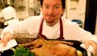 Mhm - lecker. Beim Festtagsbraten wird mal so richtig zugeschlagen. Auch wenn sich der Gaumen freut - Leber und Hüfte bereitet der Schmaus ein wenig Stress. Foto: ddp