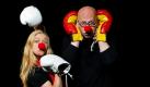 Der Pantomime und Vorsitzende des Mimenstudio e.V., Ralf Herzog und die Pantomime Annett Müller posieren mit Clownsnasen und Boxhandschuhen während einer Fotoprobe im Theater «wechselbad» in Dresden. Vom 10. bis zum 13. November 2011 sind die vielen Facetten dieser Kunstrichtung beim  29. Internationalen Pantomimenfestival in Sachsens Hauptstadt zu erleben. Foto: dpa