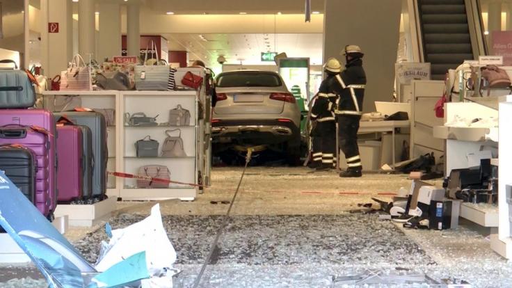 In Hamburg ist ein Rentner mit seinem Fahrzeug in ein Einkaufszentrum gerast.