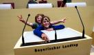Sich einmal fühlen wie Merkel und Co: Xenia (links) und Lina stehen beim 1. Bayerischen Kinderparlament im bayerischen Landtag am Rednerpult. Insgesamt 160 Grundschüler diskutieren mit den Abgeordneten über Themen wie Schule, Gerechtigkeit, Umwelt, Gesundheit und Politik. Foto: dpa