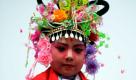 Ein Mädchen nimmt in Nordchina an der traditionellen Xin-Zi-Parade teil. Die Parade stammt aus der Ming- und der Qing-Dynastie und bereitet auf den Beginn des Laternenfestes am darauffolgenden Tag vor. Foto: dpa