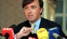 Der Eigentümer der österreichischen Einzelhandels-Kette, Julius Meinl V., teilt am Dienstag (28.7.1998) auf einer Pressekonferenz in Wien mit, daß der Kölner Rewe-Konzern die traditionsreiche Kette Julius Meinl AG übernommen hat. Meinl verfügt in Österreich über 288 Filialen, weitere 41 Großmärkte unter dem Markennamen Pam-Pam und 14 Diskontläden. Über den Kaufpreis wurde Stillschweigen vereinbart. dpa (zu dpa 0352 vom 28.7.1998) Foto: dpa