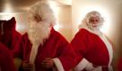 Zwei als Weihnachtsmänner verkleidete Männer ordnen am Samstag (26.11.11) in der Komödie am Kurfürstendamm in Berlin vor der Vollversammlung der Weihnachtsmänner und Engel der Arbeitsvermittlung «Heinzelmännchen» des Studentenwerkes ihre Kostüme. Mit der Versammlung wollen sich die rund 200 Weihnachtsmänner und Engel auf eine stilechte Bescherung einstimmen. Die Zusammenkunft steht in diesem Jahr unter dem Motto «Drei Engel für Santa». Foto: dapd