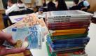 Schulbücher sind nicht billig. Und gerade bei Familien mit mehreren Kindern können sich die Ausgaben dafür summieren. Deshalb bieten die Schulen oft Leihbücher an, die allerdings nicht auf dem neusten Stand und oft stark abgenutzt sind. Foto: ddp