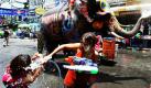 Mensch und Tier spritzen sich beim Songkran-Fest in Bangkok gegenseitig nass. Mit dem feuchtfröhlichen Ereignis wird traditionell das thailändische Neujahrsfest begangen. Foto: dpa
