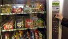 Schokolade! Doch der Süßigkeitenkiosk am Bahnsteig ist nur noch romantische Erinnerung. Wer seinen Missmut auf den verspäteten Zug an irgend jemandem auslassen will, kommt hier nicht mehr weit. Den Automaten kann man höchstens mit Münzen traktieren. Oder mit Fußtritten, wenn der Schokoriegel auf halbem Weg hängenbleibt. Aber das ist dann Sachbeschädigung. Foto: ddp