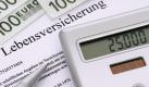 Bewertungsreserven, Überschussanteile, Abschlusskosten: Lebensversicherungen sind für viele Kunden wie eine verschlossene Auster. Foto: dpa
