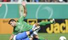 Heidenheims Christian Essig (unten) kennt im Zweikampf mit Bremens Sokratis Papastathopoulos keine Gnade. Heidenheim blamierte den Bundesligisten bis auf die Knochen und siegte 2:1. Foto: dapd