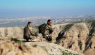 Bundeswehrsoldaten sind Mitte Januar 2010 bei Kundus im Norden Afghanistans im Einsatz. Kommandoaktionen, gezielte Tötungen und Fehlschläge - das Nachrichtenmagazin Der Spiegel sowie die Zeitungen New York Times und Guardian sind im Besitz geheimer Informationen über den Krieg der USA in Afghanistan. Die Blätter veröffentlichten am späten Sonntagabend zeitgleich ihre Berichte, in denen sich die Sicherheitslage deutlich schlechter darstelle als offiziell angegeben. Foto: dpa