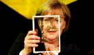 Was is´n das für´n Ding? Kanzlerin Angela Merkel inspiziert ihren eben erhaltenen Preis für Verständigung und Toleranz in Berlin. Der Preis wurde ihr im Rahmen der Jubiläumswoche zum 10-jährigen Bestehen des Jüdischen Museums Berlin verliehen. Foto: dapd